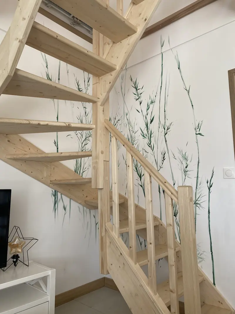 Bambous peints le long d'un escalier