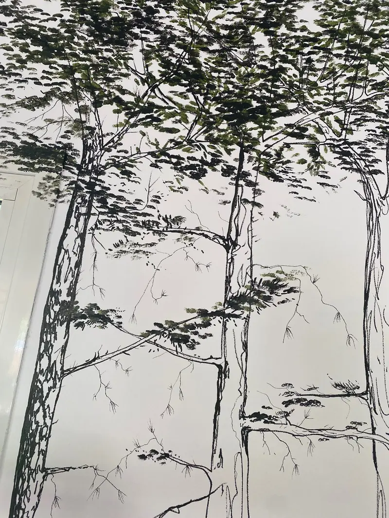 Forêt peinte sur le mur d'un salon