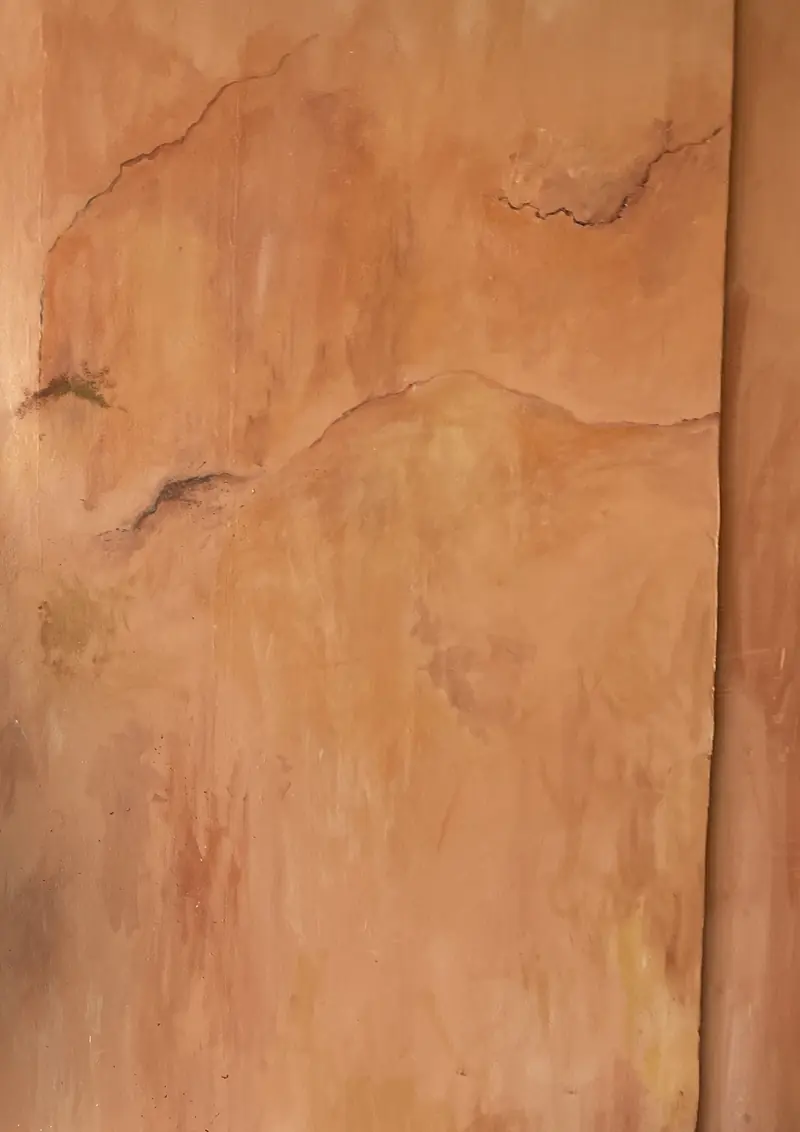 Mur patiné dans des tons ocre et rosés