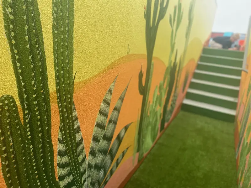 Cactus peints sur des murs jaune et orange