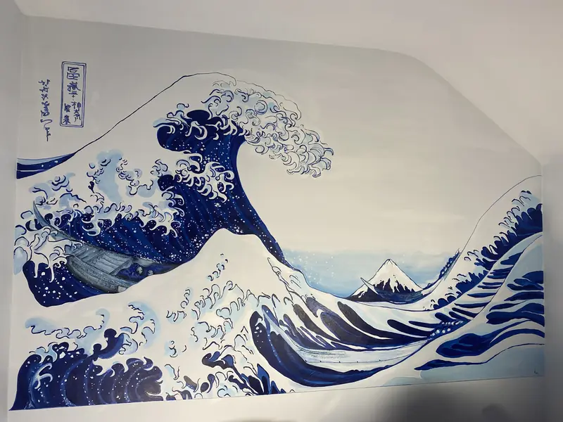 Grande vague bleue peinte sur un mur